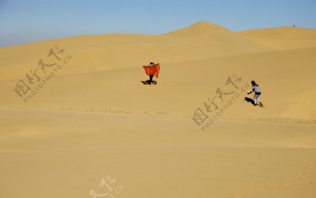 沙漠里奔跑的人们图片