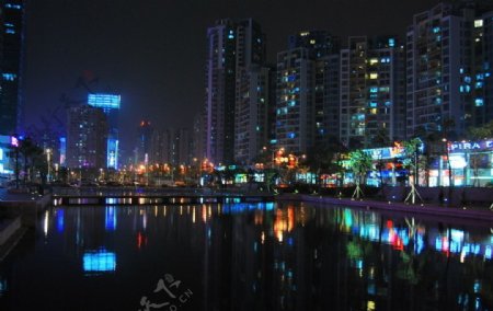 夜幕下的海岸城图片