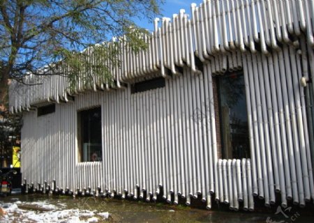 2010冬季798艺术区内白色管道包装建筑图片