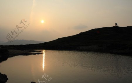 大水天堂湖日落图片