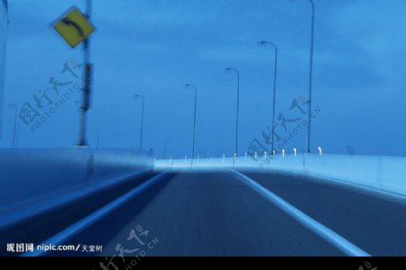 行驶的高速公路图片
