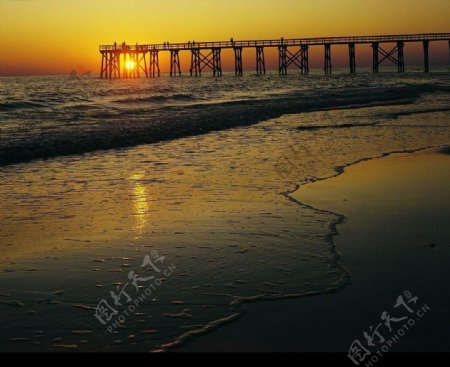 黄昏夕阳海滩图片