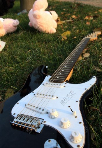 躺在草地上的吉他图片