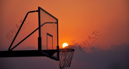 篮球架旁的夕阳图片
