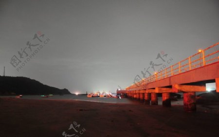 广东阳西沙扒湾夜景游艇码头图片