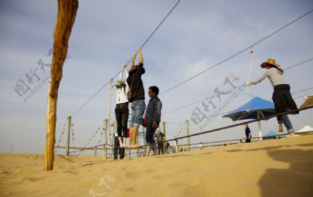 内蒙古响沙湾沙漠旅游景区的走钢丝娱乐项目图片