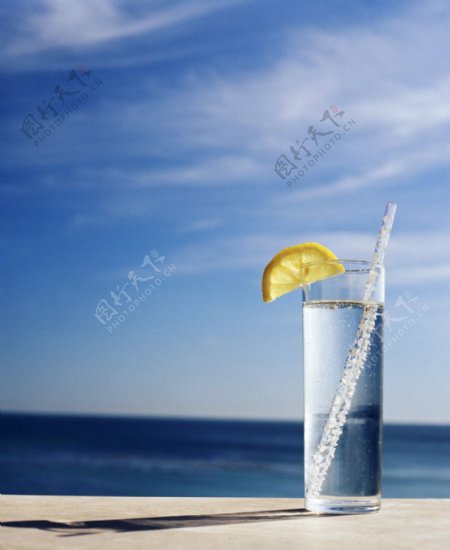 海边清凉夏日的一杯水图片