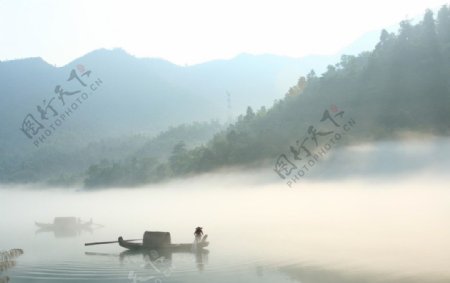 雾漫小东江图片