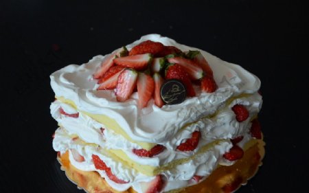 美味草莓蛋糕多层图片
