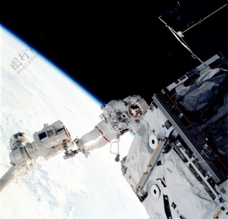 STS110太空任务舱外活动图片