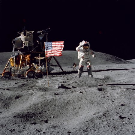 月球上的宇航员向星条旗敬礼图片