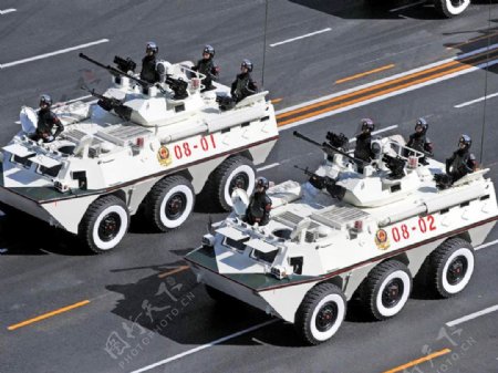 武警装甲车方队图片