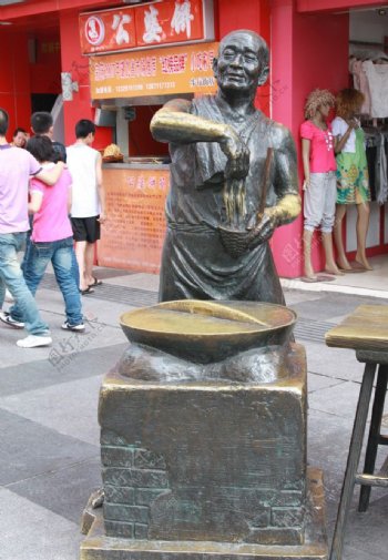 江汉路步行街上的雕塑图片
