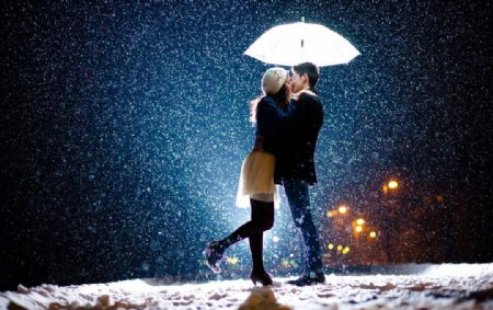 浪漫雪中接吻情侣图片
