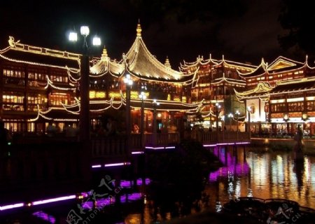 上海老城隍庙九曲桥夜景图片