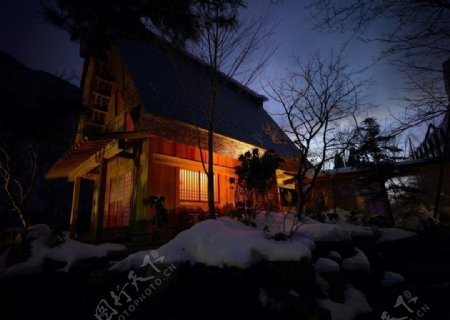 在半山腰的木屋日本冬天图片