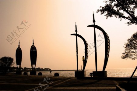滨江的帆船雕塑图片