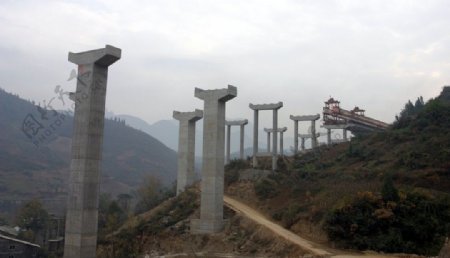 达陕高速正在架设的石马河大桥图片