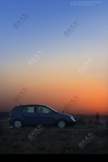 车与落日图片