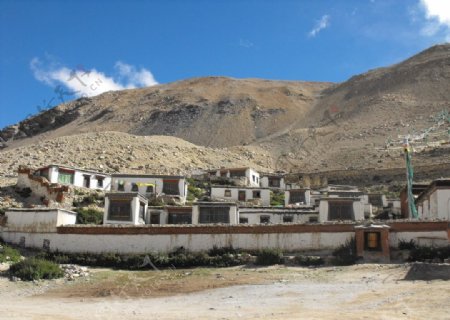 西藏之行山下的房子图片