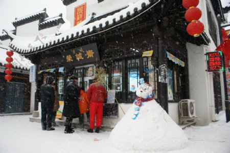 江南风情街雪景图片