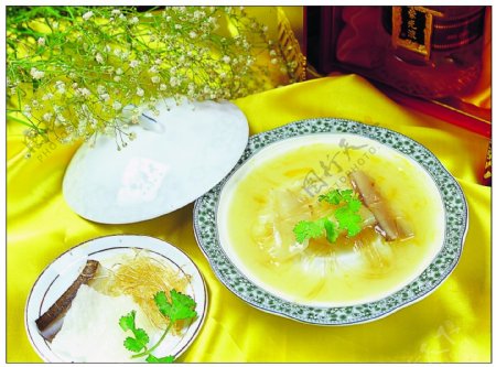 浓汤三宝烩鱼翅图片