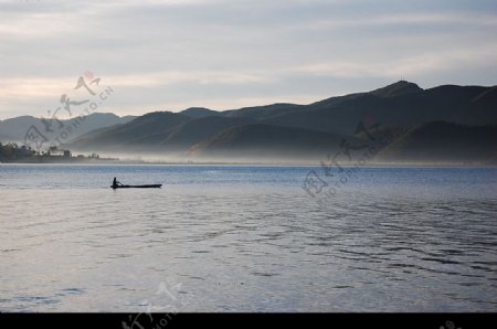 泸沽湖一叶扁舟图图片