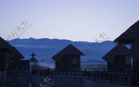 茵莱湖的雾图片