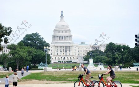 国会门前惬意的骑行者图片