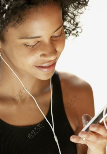 看手机短信听音乐的美女图片