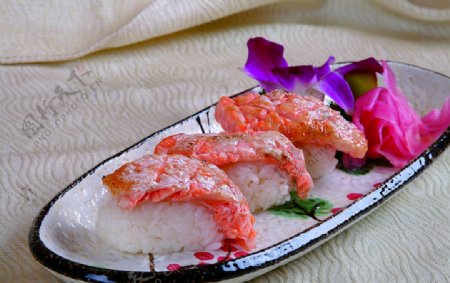 红烧鱼块寿司图片
