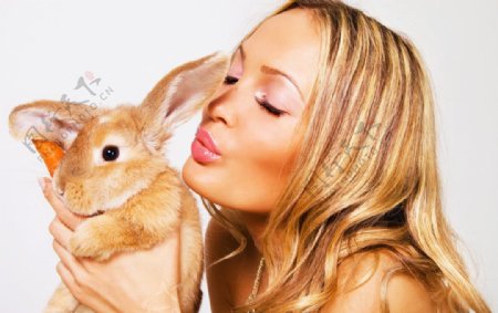 亲吻兔子的漂亮性感美女图片