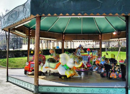 巴黎街心花园和儿童游艺机图片