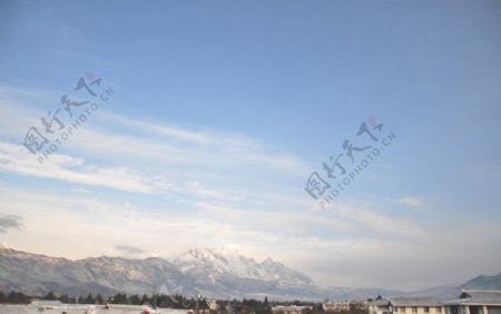 从云大旅院看雪山图片