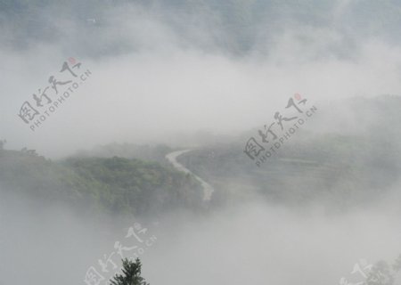 山顶迷雾图片