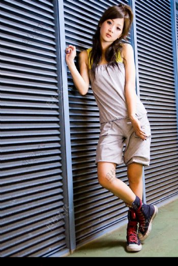 台湾网络人气美女果子MM酷酷的短裤图片