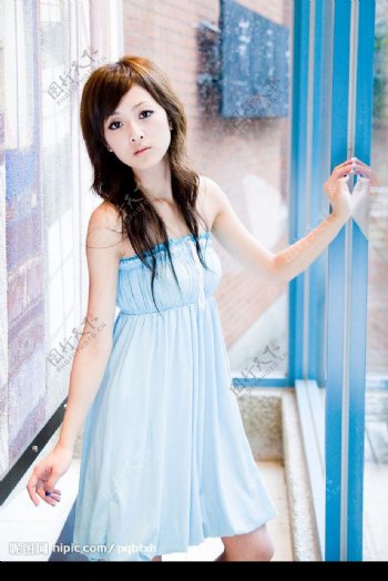 台湾网络人气美女果子MM清凉淡蓝裙装图片