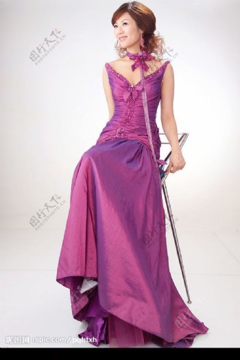 紫色礼服美女图片