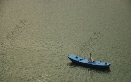 江中孤舟图片