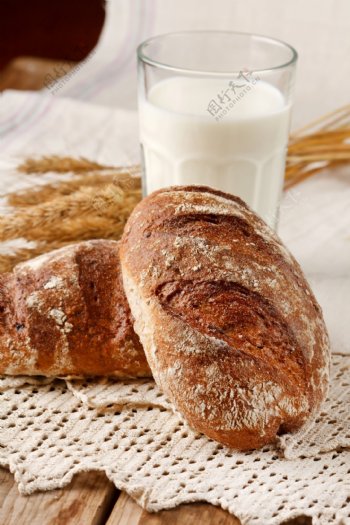 面包牛奶图片
