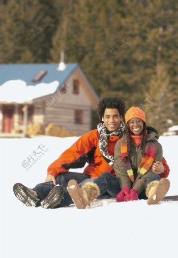 坐在雪地中的幸福恋人图片