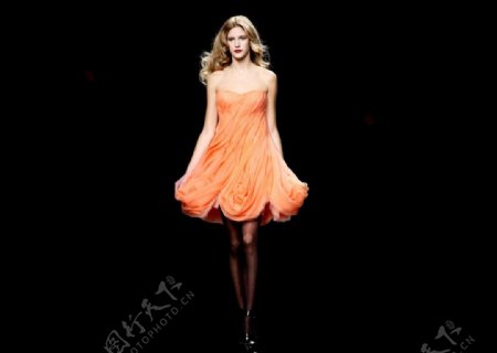 橙色短裙黑色长筒丝袜金发模特图片