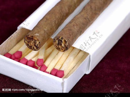 雪茄烟和火柴图片