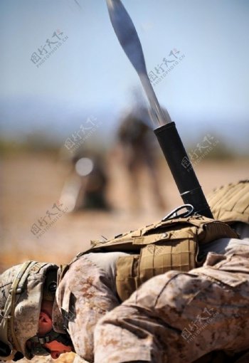 战争发射榴弹的战士图片