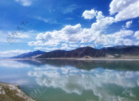 西藏山南水面倒影图片