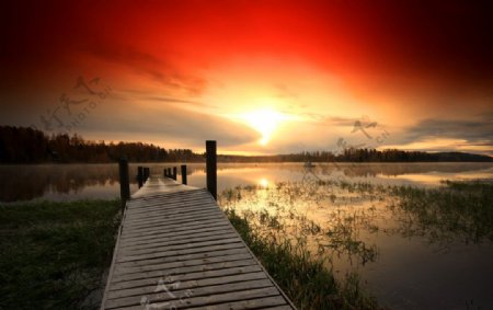夕阳湖泊图片
