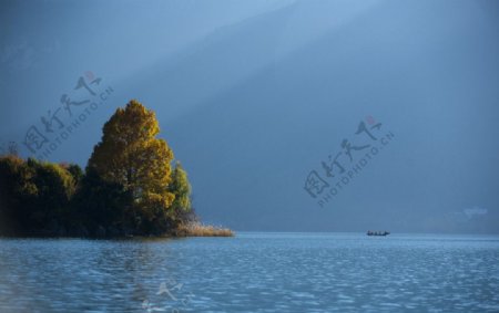 泸沽湖小岛图片