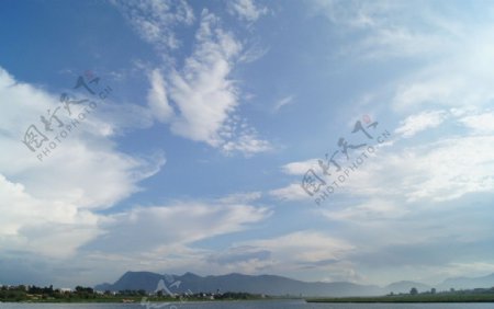 滇池蓝天白云图片