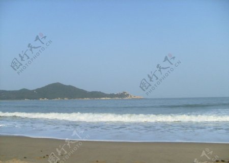 海边沙滩波浪蓝天图片