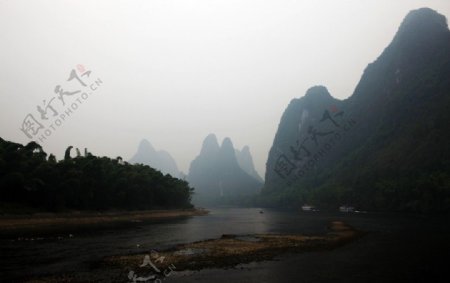 雾罩漓江图片